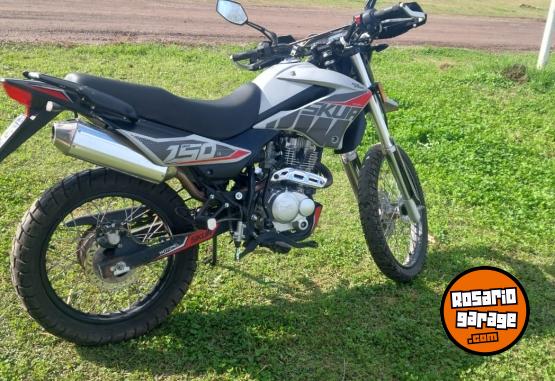 Motos - Motomel SKUA SILVER EDITION V6 2025 Nafta 9000Km - En Venta