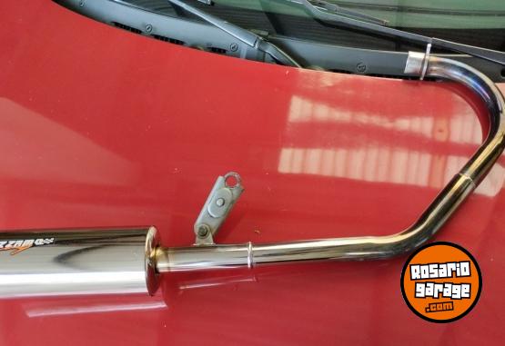 Accesorios para Motos - Vendo escapé y cubiertas - En Venta