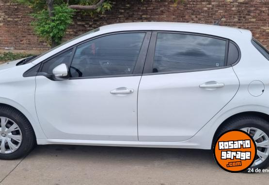 Autos - Peugeot 208 active 2017 Nafta 105300Km - En Venta