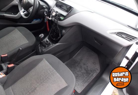 Autos - Peugeot 208 active 2017 Nafta 105300Km - En Venta