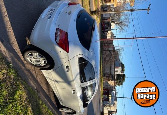 Autos - Chevrolet Onix Joy 2017 Nafta 97300Km - En Venta