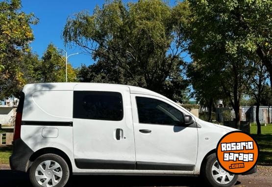 Utilitarios - Renault Kangoo 5 asientos 2024 Nafta 29000Km - En Venta