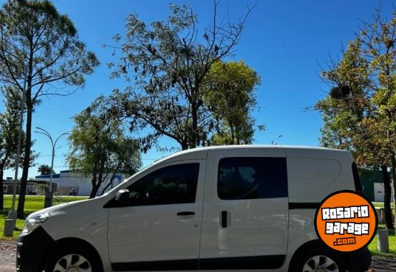 Utilitarios - Renault Kangoo 5 asientos 2024 Nafta 29000Km - En Venta