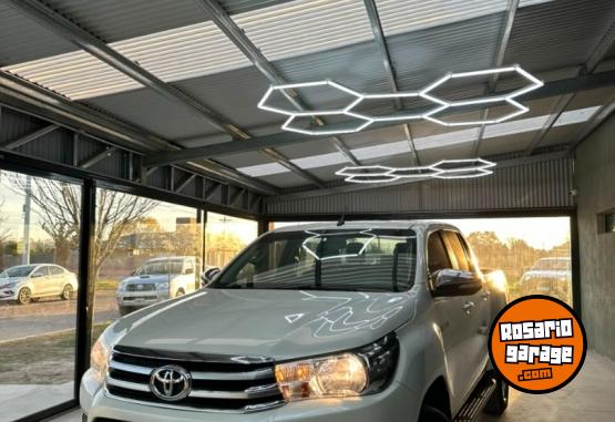Camionetas - Toyota Hilux srv 4x4 2017 Diesel 185000Km - En Venta