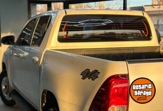 Camionetas - Toyota Hilux srv 4x4 2017 Diesel 185000Km - En Venta