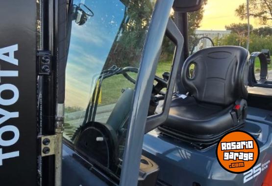 Camiones y Grúas - Autoelevador Toyota serie 8 - En Venta