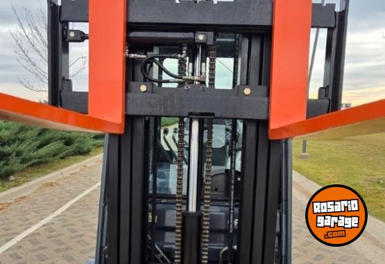 Camiones y Grúas - Autoelevador Toyota serie 8 - En Venta