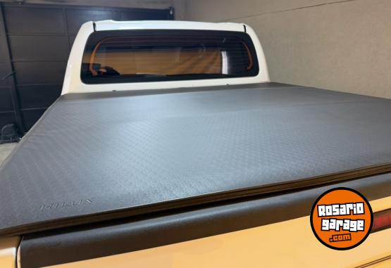 Accesorios para Autos - LÍQUIDO LONA TOYOTA HULUX 16+ BÚHO impecable - En Venta