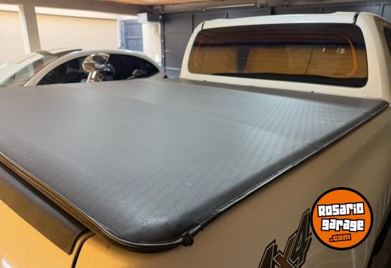 Accesorios para Autos - LÍQUIDO LONA TOYOTA HULUX 16+ BÚHO impecable - En Venta
