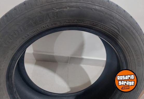 Accesorios para Autos - Cubierta Goodyear 215/55R17. Impecable estado. 30000 km - En Venta