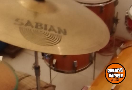 Instrumentos Musicales - BATERIA COMPLETA (bombo 24" y demas) madera maple araucaria laqueada - En Venta