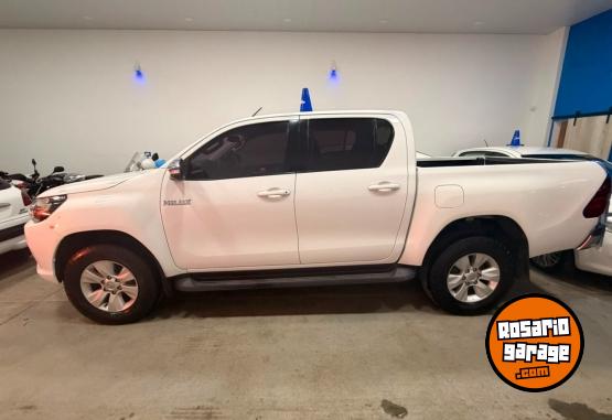 Camionetas - Toyota HILUX SRV 4X2 2017 Diesel 295000Km - En Venta