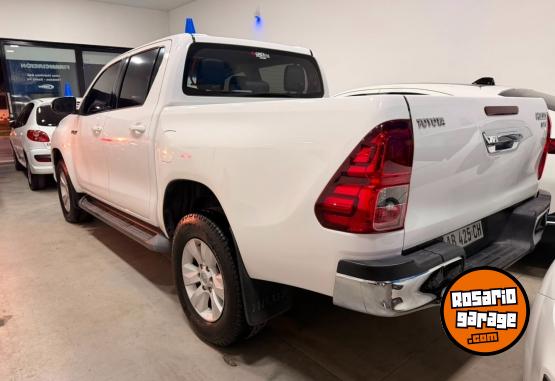 Camionetas - Toyota HILUX SRV 4X2 2017 Diesel 295000Km - En Venta