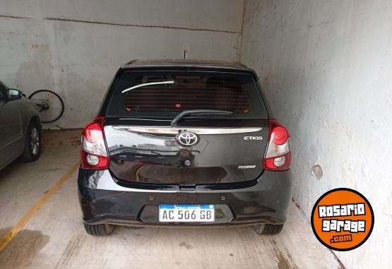 Autos - Toyota Etios Platinum 2018 Nafta 130000Km - En Venta
