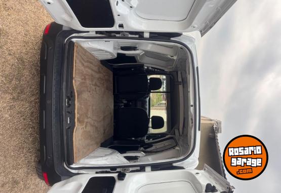 Utilitarios - Renault Kangoo 2021 Nafta 83400Km - En Venta