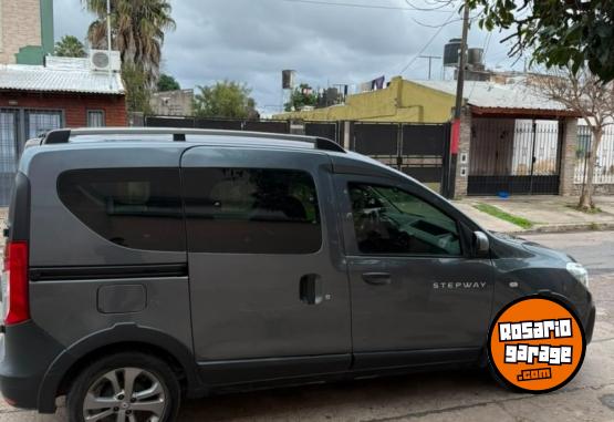 Utilitarios - Renault Kangoo stepway 2023 GNC 100000Km - En Venta