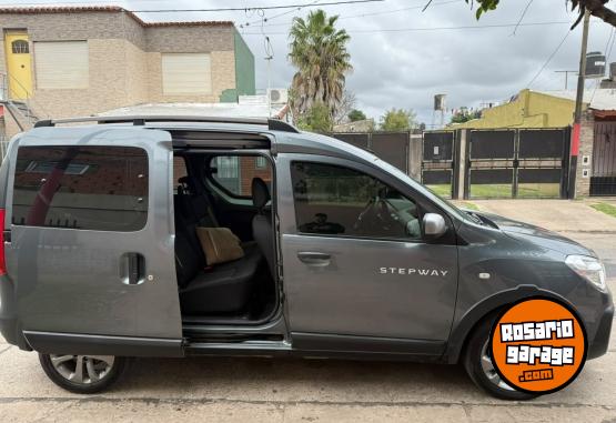 Utilitarios - Renault Kangoo stepway 2023 GNC 100000Km - En Venta