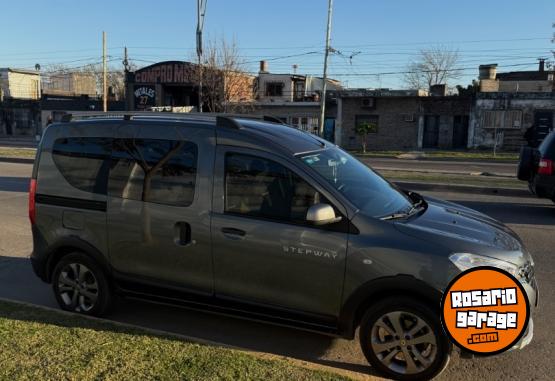 Utilitarios - Renault Kangoo stepway 2023 GNC 108000Km - En Venta