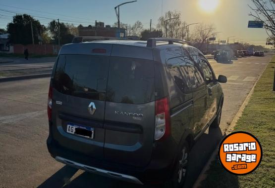 Utilitarios - Renault Kangoo stepway 2023 GNC 108000Km - En Venta