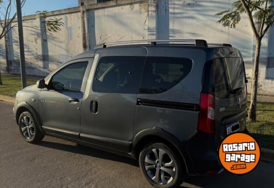 Utilitarios - Renault Kangoo stepway 2023 GNC 108000Km - En Venta