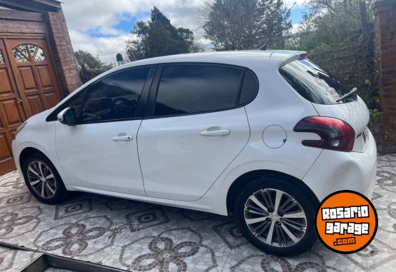 Autos - Peugeot 208 2017 GNC 120000Km - En Venta