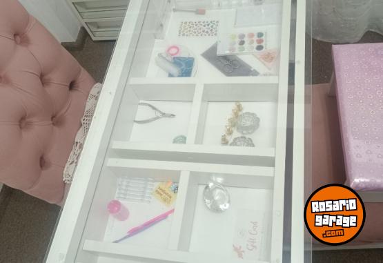 Otros - Mesa de manicura + sillas + esmalteros - En Venta