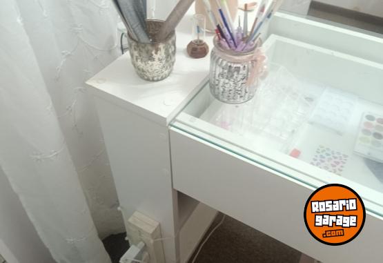 Otros - Mesa de manicura + sillas + esmalteros - En Venta