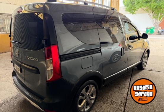 Utilitarios - Renault Kangoo 2024 Nafta 44000Km - En Venta