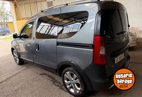 Utilitarios - Renault Kangoo 2024 Nafta 44000Km - En Venta