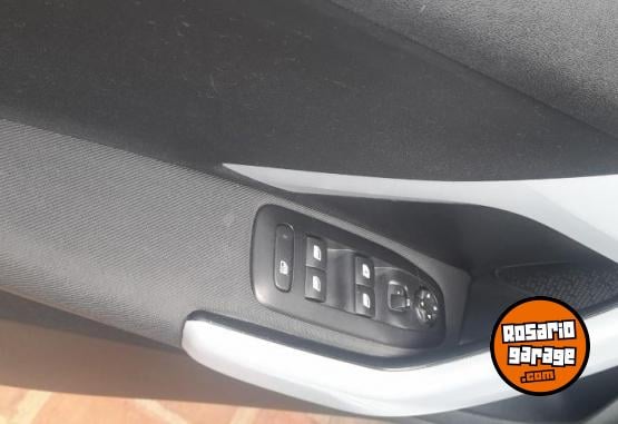 Autos - Peugeot 208 2015 Nafta 110000Km - En Venta