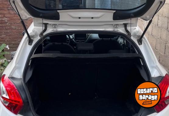 Autos - Peugeot 208 FELINE 2014 Nafta 137000Km - En Venta