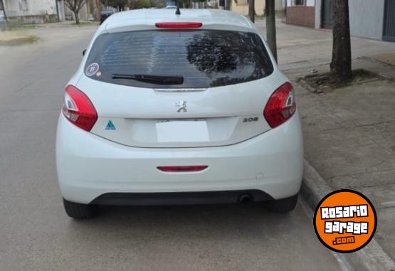 Autos - Peugeot 208 Allure Nav 2015 Nafta 107000Km - En Venta