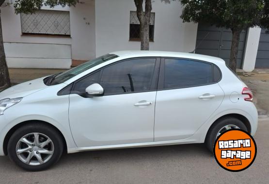Autos - Peugeot 208 Allure Nav 2015 Nafta 107000Km - En Venta