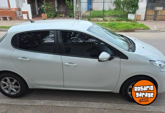 Autos - Peugeot 208 Allure Nav 2015 Nafta 107000Km - En Venta