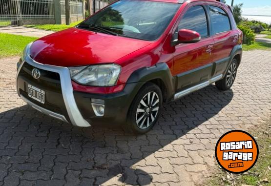 Autos - Toyota etios cross 2015 Nafta 140000Km - En Venta