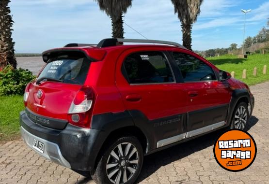 Autos - Toyota etios cross 2015 Nafta 140000Km - En Venta