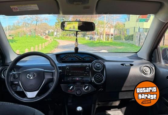 Autos - Toyota etios cross 2015 Nafta 140000Km - En Venta