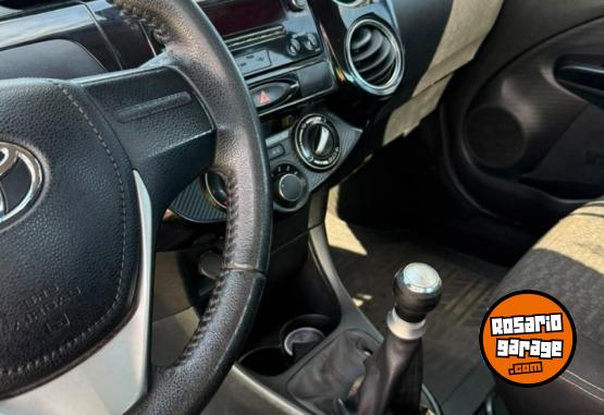 Autos - Toyota etios cross 2015 Nafta 140000Km - En Venta