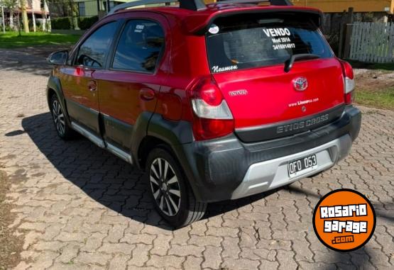 Autos - Toyota etios cross 2015 Nafta 140000Km - En Venta