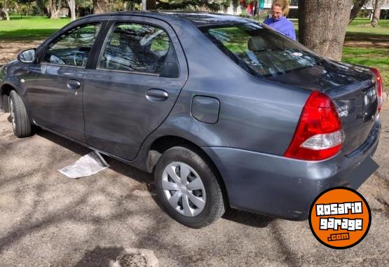 Autos - Toyota Etios 2015 Nafta 76000Km - En Venta