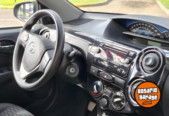 Autos - Toyota Etios 2015 Nafta 76000Km - En Venta