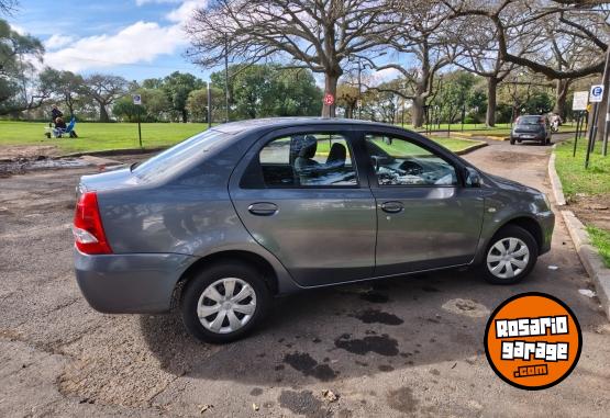 Autos - Toyota Etios 2015 Nafta 76000Km - En Venta