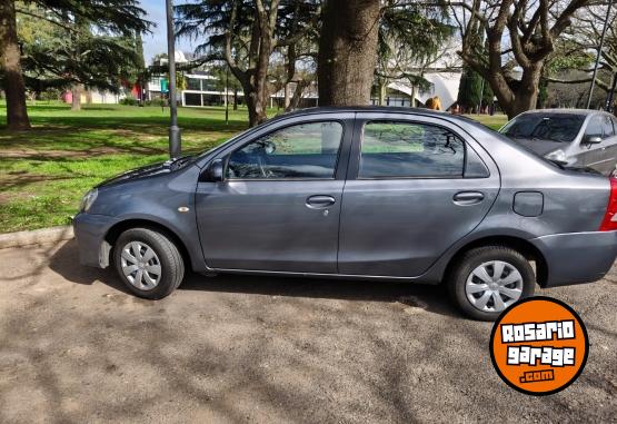 Autos - Toyota Etios 2015 Nafta 76000Km - En Venta