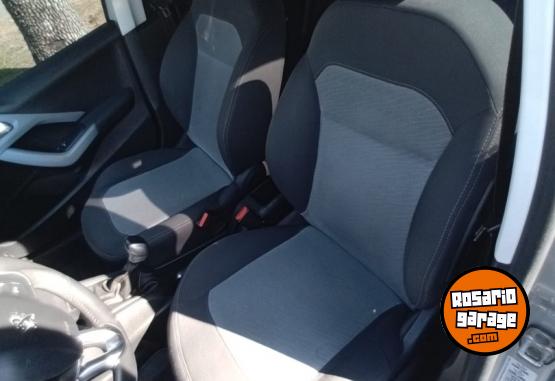 Autos - Peugeot 208 Allure Plus touchcree 2013 Nafta 129Km - En Venta