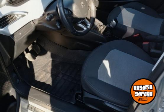 Autos - Peugeot 208 Allure Plus touchcree 2013 Nafta 129Km - En Venta