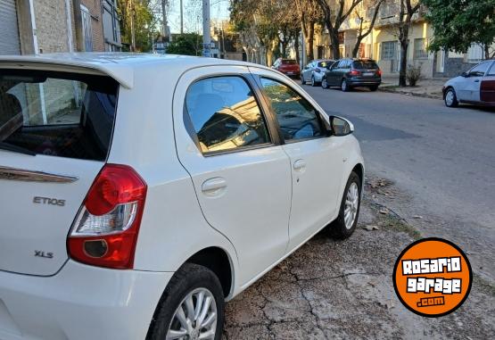 Autos - Toyota Etios xls 2014 Nafta 92000Km - En Venta