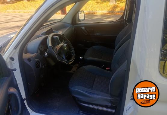 Utilitarios - Peugeot Partner Familiar. 2016 GNC 135000Km - En Venta
