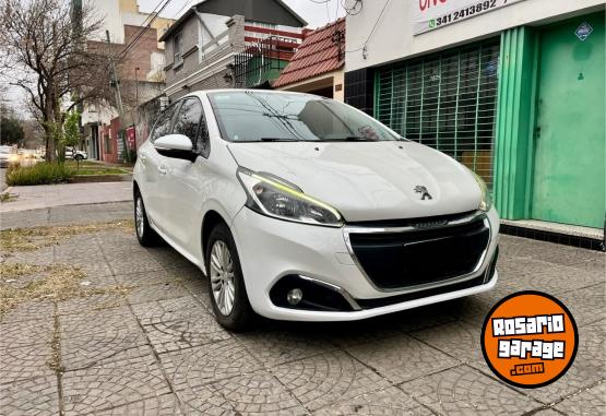 Autos - Peugeot 208 2017 Nafta 130000Km - En Venta