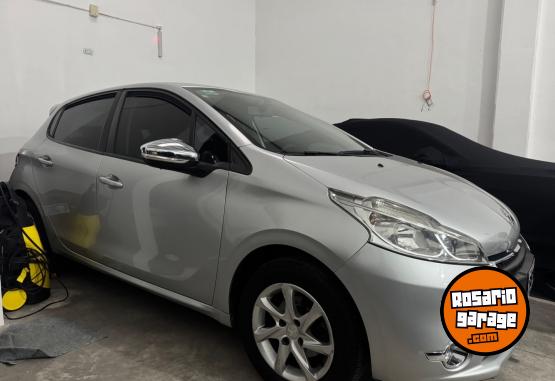 Autos - Peugeot 208 Allure Touchscreen 2015 Nafta 103000Km - En Venta