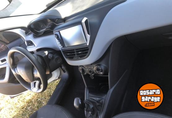 Autos - Peugeot 208 2016 Nafta 126000Km - En Venta